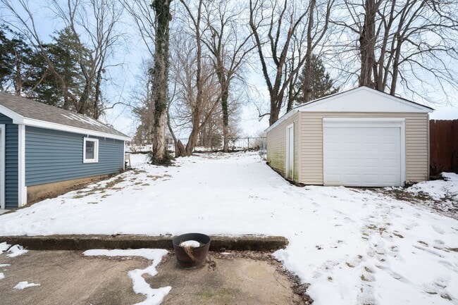 Building Photo - Madisonville- Charming 3+ bedroom 1.5 Bath, 1 car detached