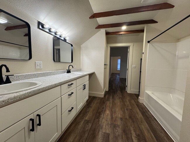 Building Photo - 1627 Pine St