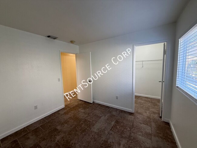 Building Photo - 1602 W Ave H-4