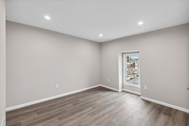 Building Photo - 18 N Sussex St