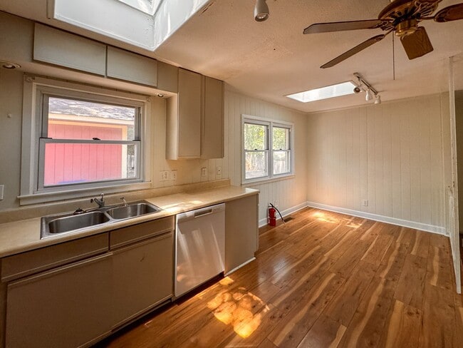 Building Photo - Spacious 4 Bed 2.5 bath Home Close to Fort Bragg