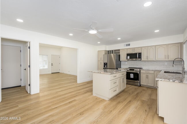 Building Photo - 1132 W Laguna Azul Ave