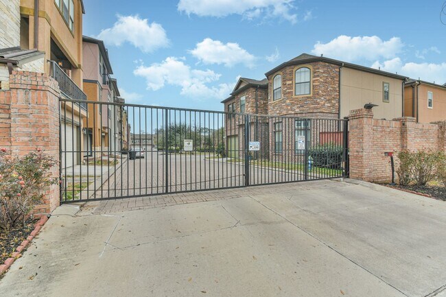 Building Photo - For Lease | 3 Bed, 2 Bath | 2,442 Sq Ft | ...