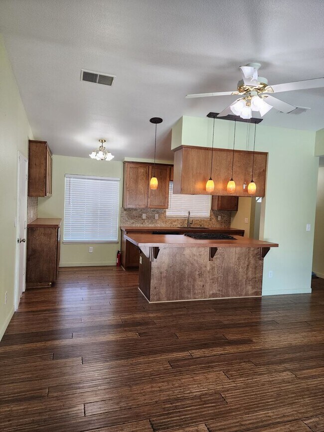 Building Photo - 3 Bedroom 2 Bathroom with Pool Near Davis High School