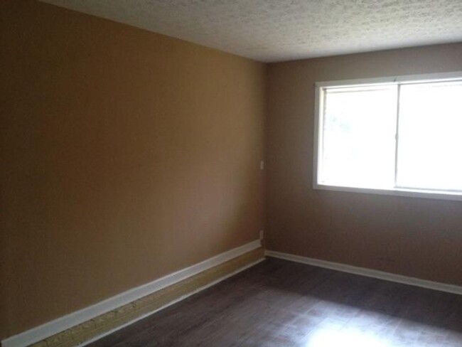 Building Photo - **AVAILABLE NOW**3 Bedroom / 1 1/2 Bathroo...