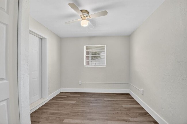 Building Photo - 2425 Anastasia Dr