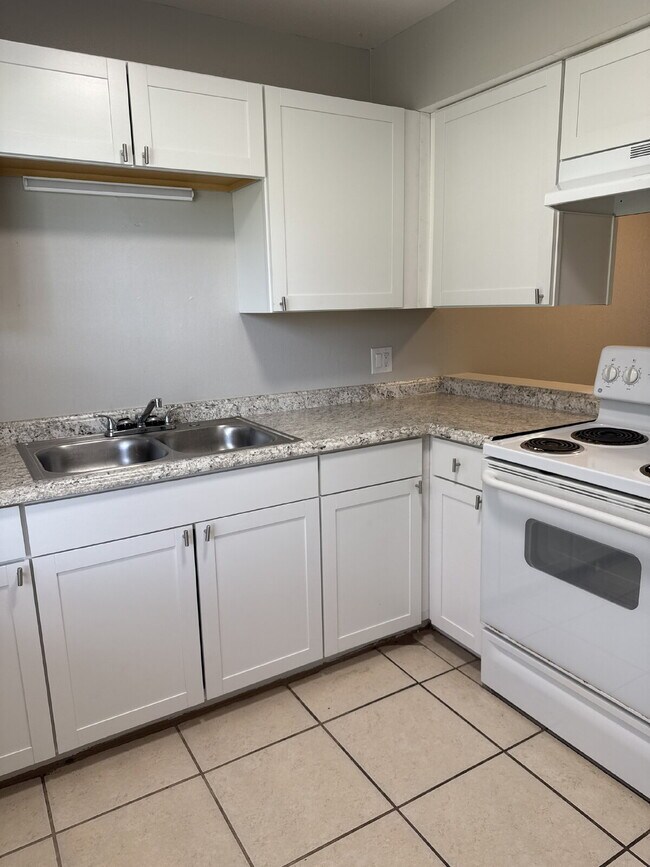 Building Photo - 2 bedroom 1 bath available immediately