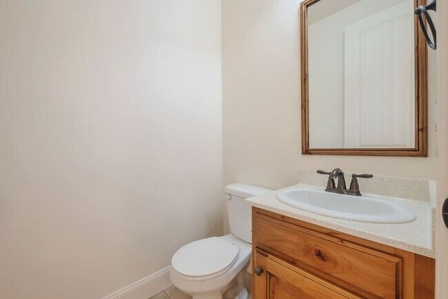 Building Photo - Beautiful Townhouse w attached 2 car garage in Orem