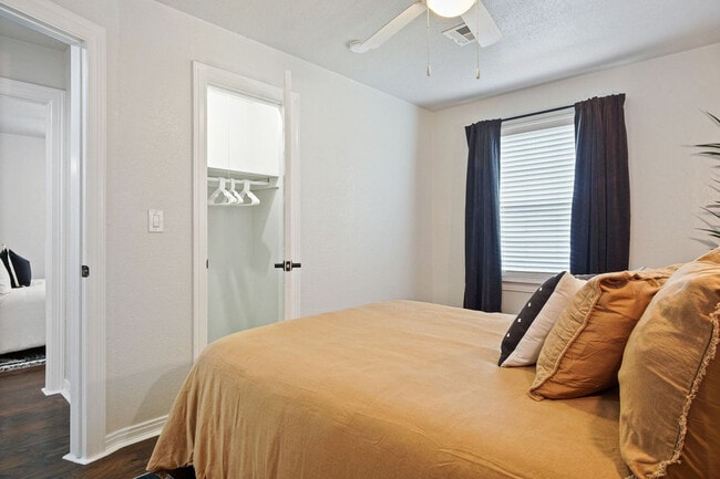 Building Photo - 912 W Comanche St