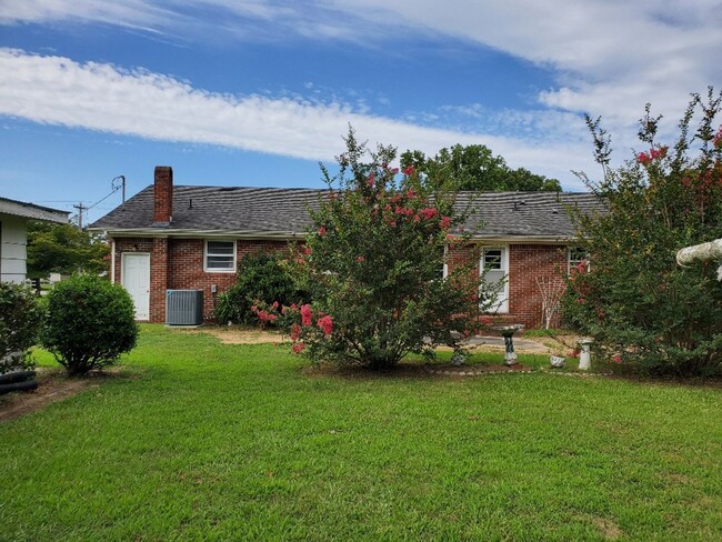 Building Photo - Well Maintained Brick Home