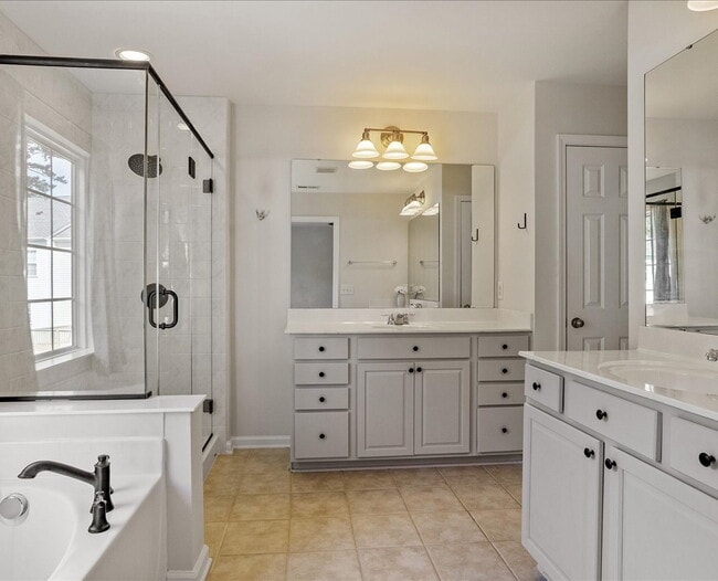 Building Photo - Gorgeous Townhome in Great Raleigh Location!