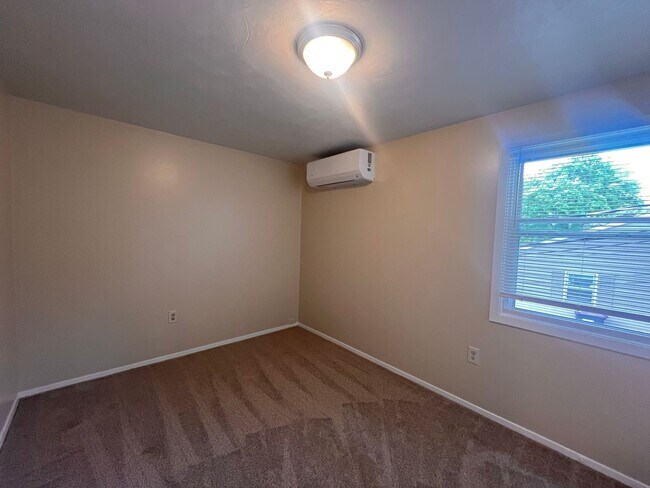 Building Photo - Remodeled Townhome Blocks from Penn State!