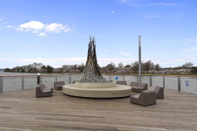 Building Photo - Chic Two-Level Condo in Prime SW Waterfront Location