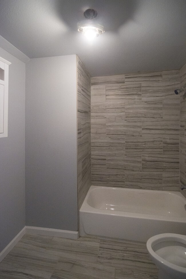 Building Photo - 1st Month Free! BEAUTIFUL 4 bed/3 bath hom...