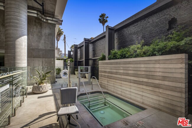 Building Photo - 5750 Hollywood Blvd