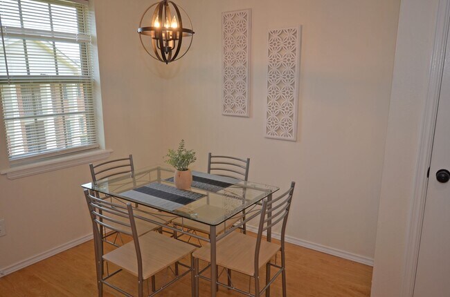 Building Photo - 2 Bed 1 Bath with Patio