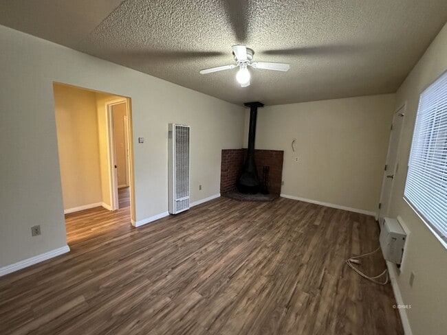 Building Photo - In Town 1 bedroom apartment with Patio