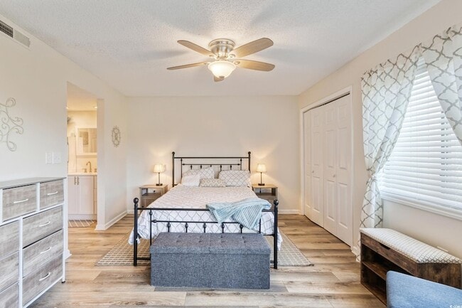 Building Photo - 4242 Pinehurst Cir