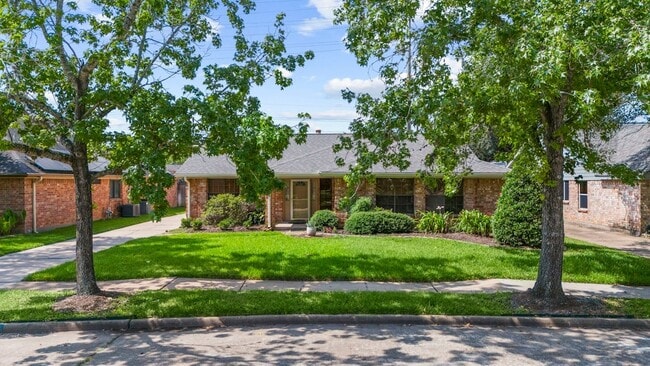 Primary Photo - 2710 Pineleaf Dr