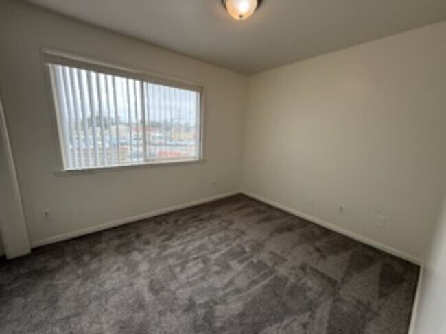 Building Photo - 1 Month Free - Upstairs 2 Bedroom Apartment