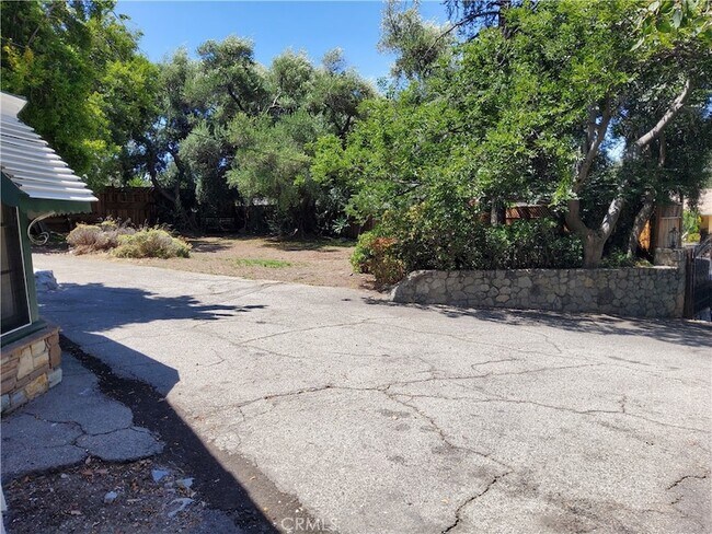 Building Photo - 10630 Hillhaven Ave