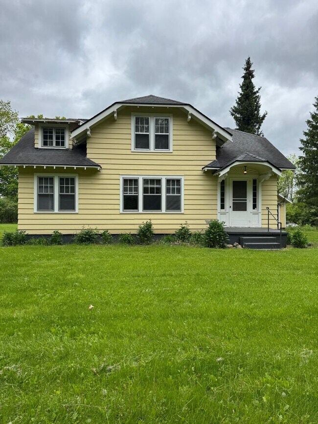Building Photo - Charming 4-Bedroom Home in Private Setting