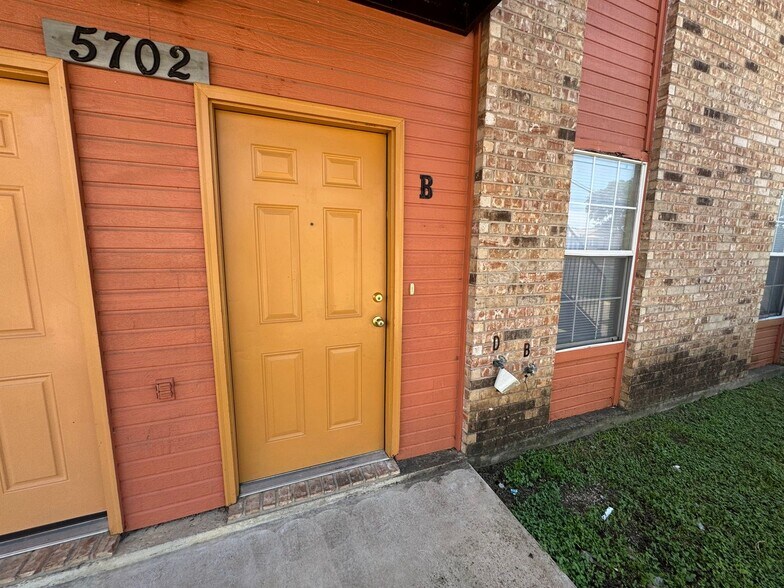 Building Photo - 5702 Greengate Dr