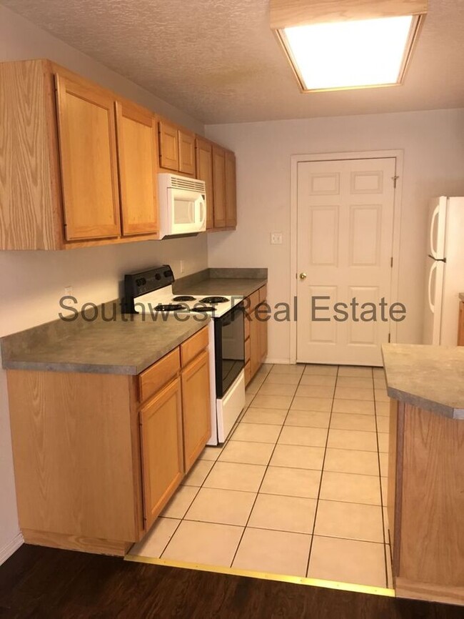 Building Photo - 2 Bed 2 Bath Apt--Perfect for roommates!!