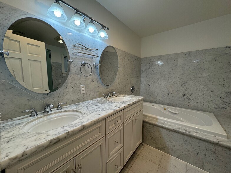 Building Photo - 2112 Santa Clara Ave