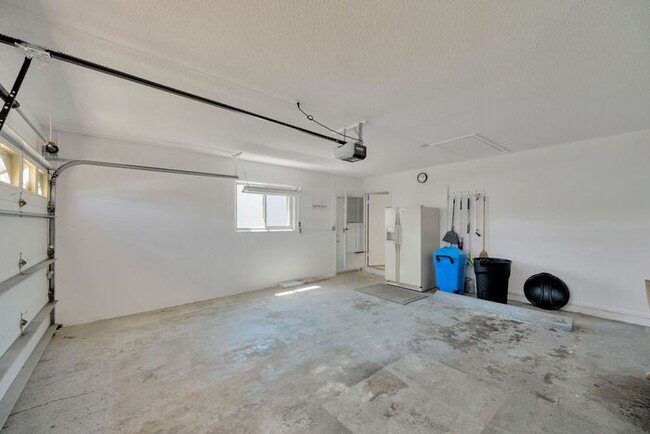 Building Photo - 2 BR, 2 BA Home in the Mainlands on the 18...