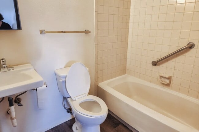 Building Photo - 800 E Smith St