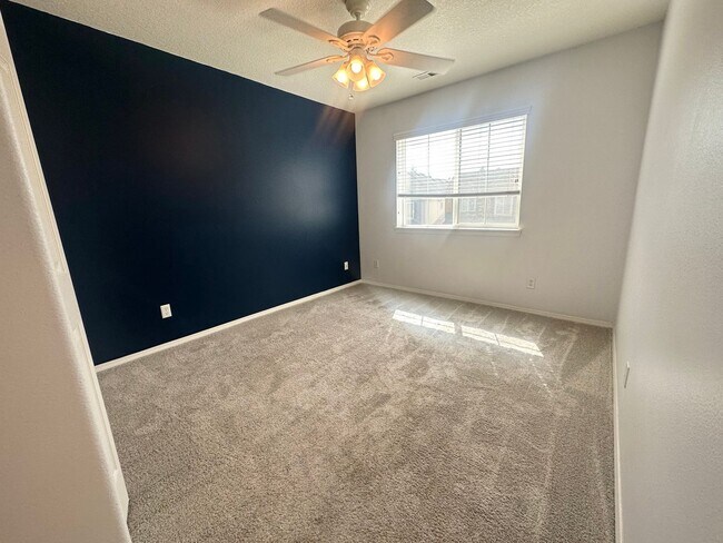 Building Photo - 3 Bedroom Beaverton Home with A/C!
