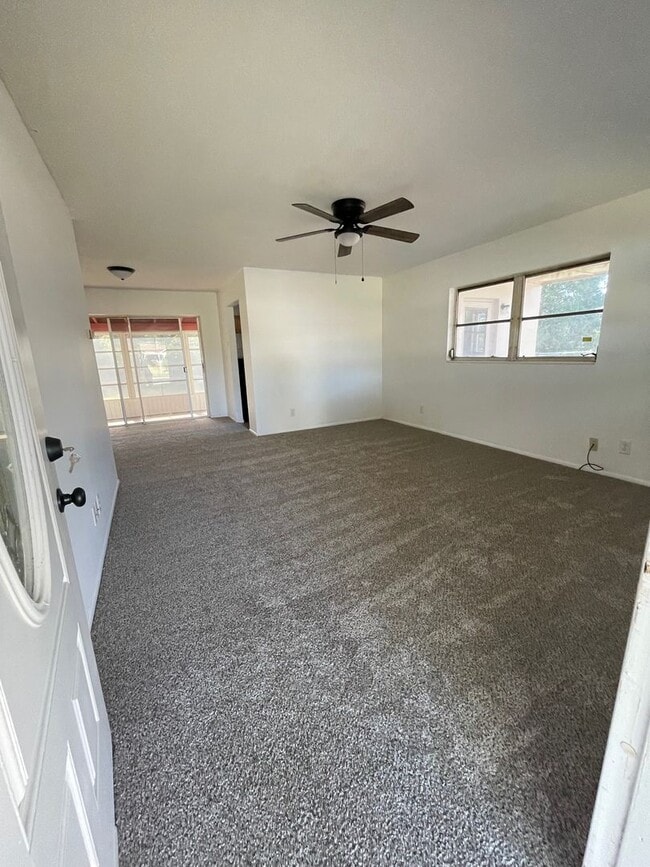 Building Photo - 3 Bed 1 Bath Home | Pet Friendly Fenced Yard | Washer Dryer Hook Ups | Section 8 Welcome