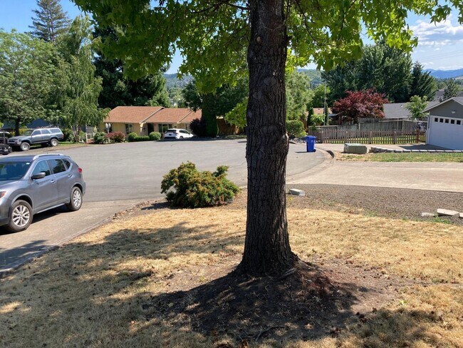 Building Photo - 3 br, 1 bath House - 141 Laguna Ct