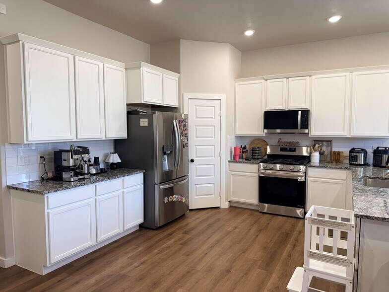 Building Photo - 421 Graze St