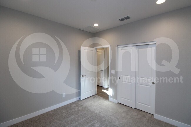 Building Photo - 5716 S Romano