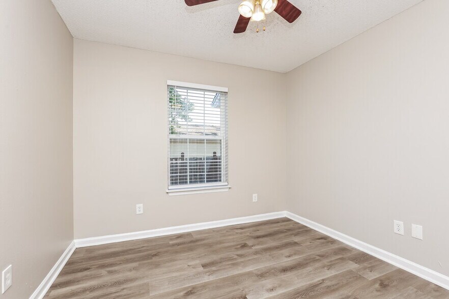 Building Photo - 321 Lake Forest Dr