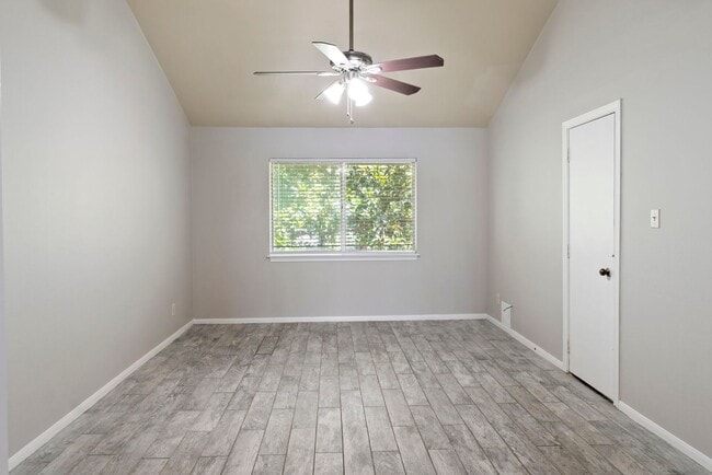 Building Photo - Waterfront Townhome in Elkins Lake