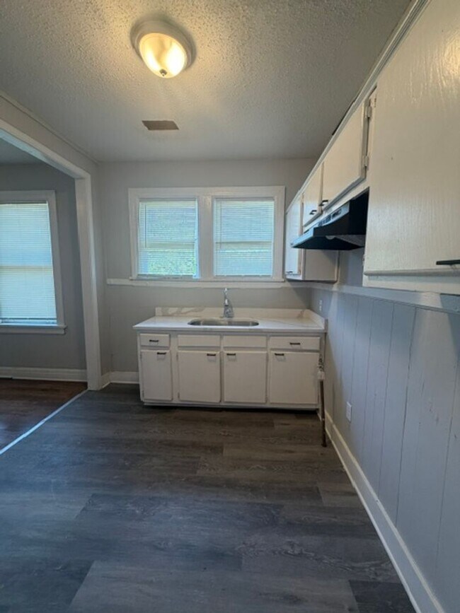 Building Photo - Mallory Duplex