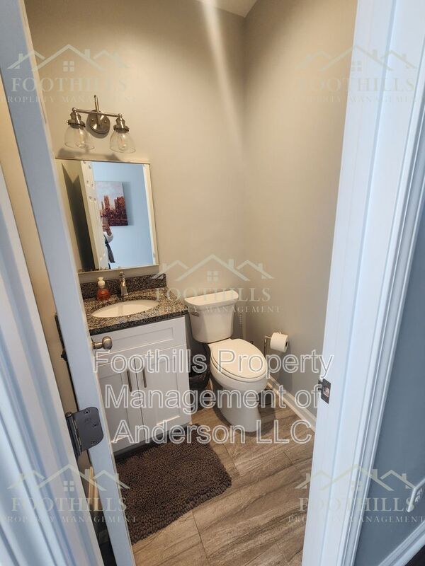 Building Photo - 210-216 N Main St