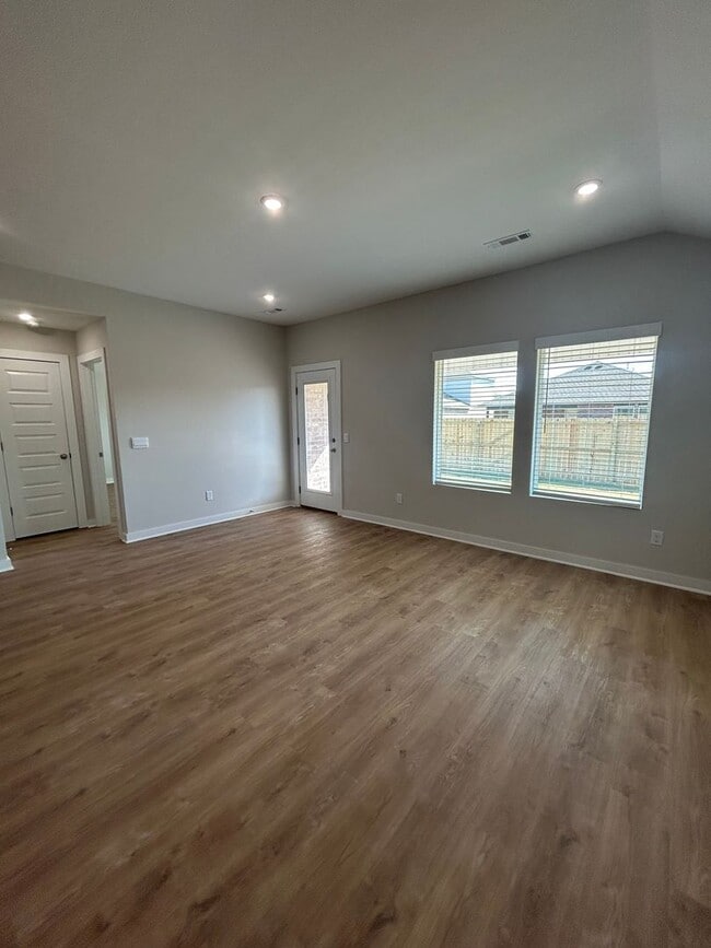 Building Photo - Spacious 4-Bedroom Home in Fayetteville