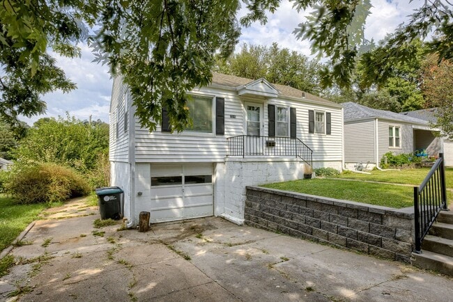 Building Photo - Charming 2 Bedroom With Spacious Living In...