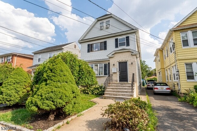 Building Photo - 842 Pennington St