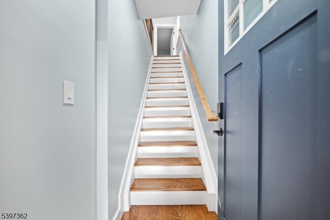 Building Photo - 8 Essex St