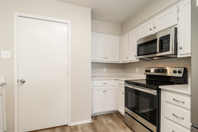 Building Photo - 401 Cross Cut Dr
