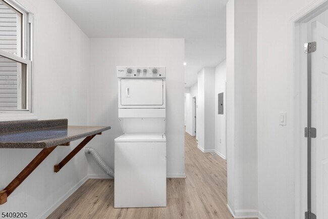 Building Photo - 223 Pine St