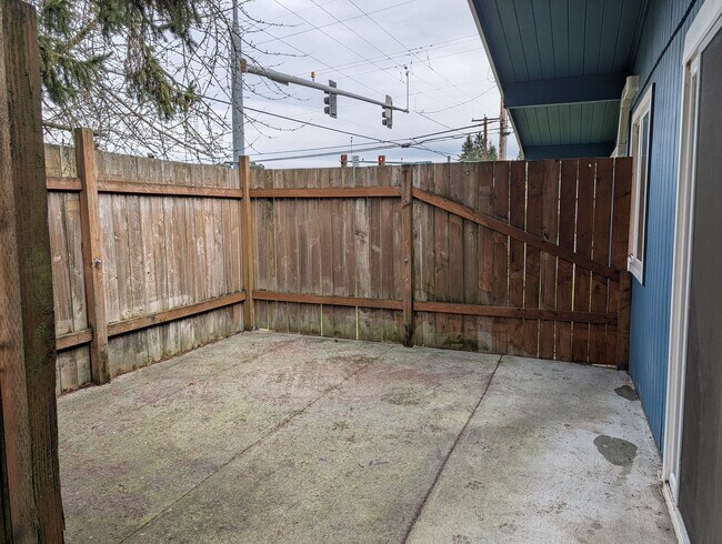 Building Photo - 825 N Laventure Rd