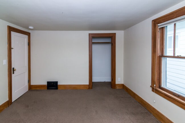Building Photo - 945 Woodlawn Ave