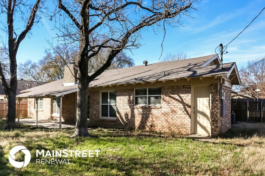 Building Photo - 2132 David Dr