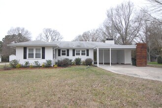 Building Photo - Mid-century style 3 bedroom 2 bath brick r...